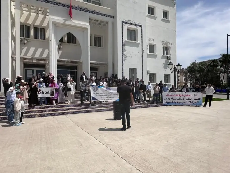 أسر متضررة بطنجة من مشروع سكني لوزارة الأوقاف تخرج للاحتجاج على تأخر تسليم الشقق رغم اكتمال أشغالها