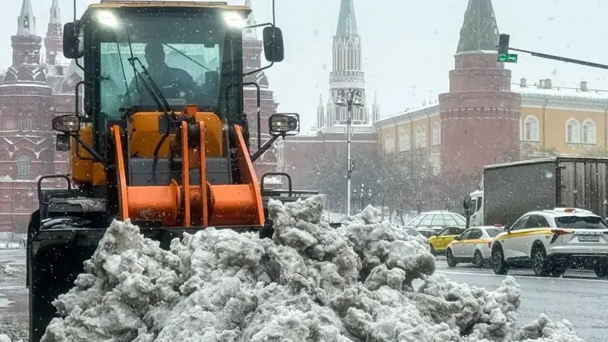 Une tempête de neige frappe Moscou en plein printemps et perturbe le trafic aérien