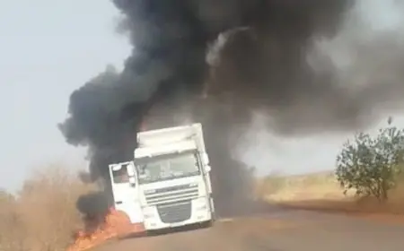 السفير المغربي بباماكو يطمئن على الحالة الصحية للسائقين المغاربة بعد الهجوم على الشاحنات في مالي