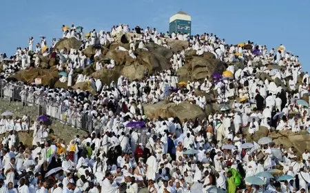 حجاج بيت الله الحرام يتوافدون إلى صعيد عرفات لأداء الركن الأعظم