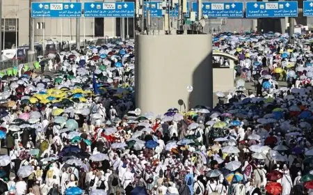 آلاف الحجاج يغادرون مكة المكرمة بعد إتمام المناسك وسط حرارة مرتفعة