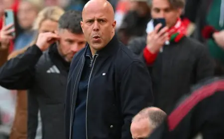 ليفربول يقيل مدربه أرنه سلوت بعد موسم مخيب في الدوري الإنجليزي