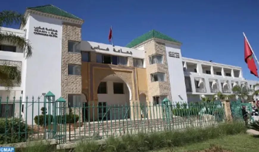 المحكمة الإدارية تنصف سيدة سقطت في حفرة بالشارع العام وتلزم جماعة فاس بأداء تعويض مادي