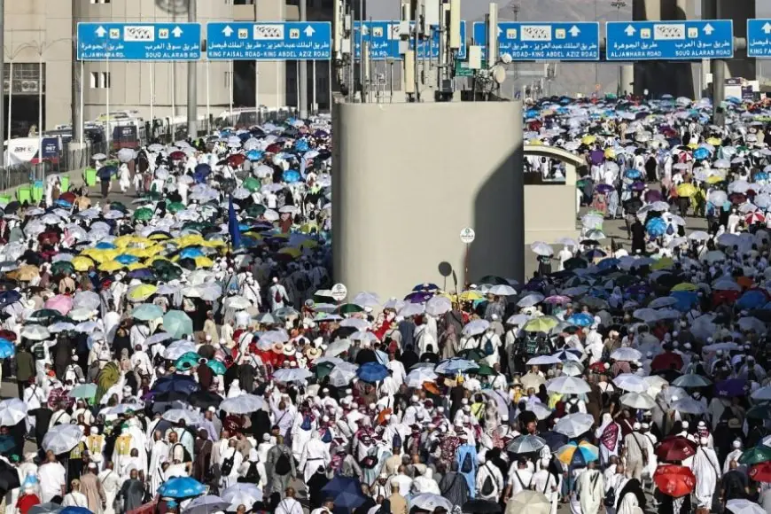 آلاف الحجاج يغادرون مكة المكرمة بعد إتمام المناسك وسط حرارة مرتفعة