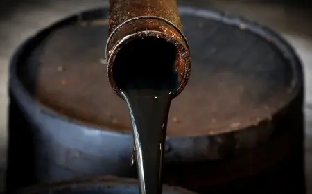 بعد هبوط شهري حاد.. النفط يحاول استعادة التوازن