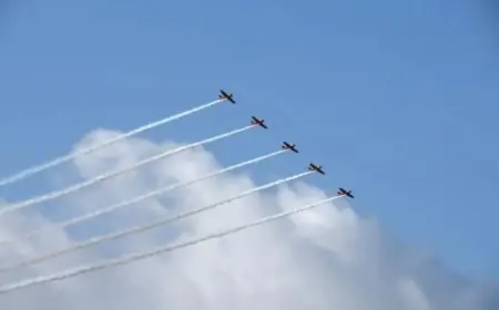 Fête du Trône : les Forces Armées Royales organisent des démonstrations aériennes et des sauts en parachute à M'diq, Martil et Salé