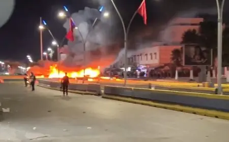 مهاجرون يضرمون النار في سيارات الأمن بالناظور خلال محاولة اقتحام مليلية المحتلة