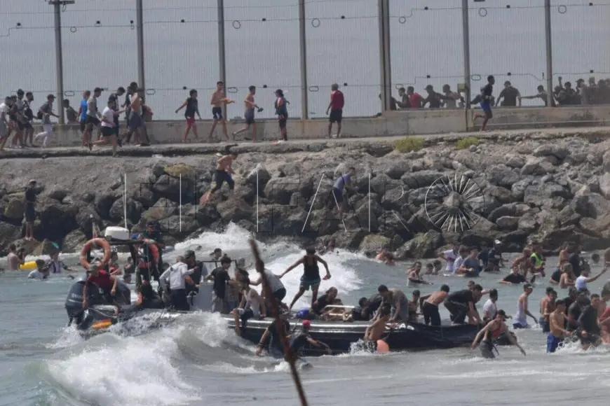 إسبانيا تبدأ عمليات إرجاع جميع المهاجرين السريين الذين اقتحموا سبتة بالتنسيق مع المغرب
