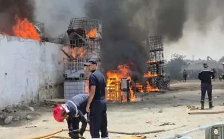 حريق مهول بمستودع عشوائي للمواد الكيميائية يثير الهلع وسط سكان الهراويين بالدار البيضاء