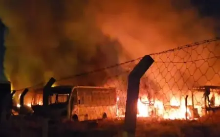 حريق مهول يلتهم حافلات للنقل الحضري داخل مستودع بوجدة