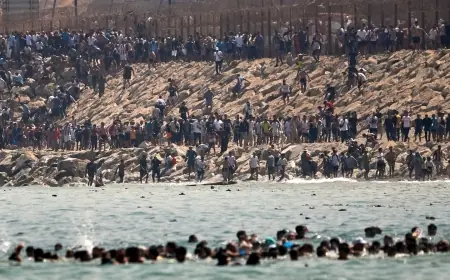 المفوضية الأوروبية تحث المغرب وإسبانيا على مواصلة التنسيق بشأن إعادة مهاجري سبتة المحتلة