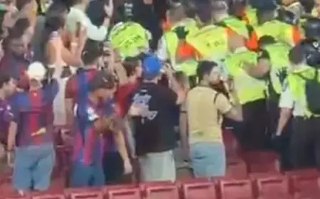 طرد عشرات من جماهير الأهلي من "كامب نو" بعد اشتباكات مع مشجعي برشلونة