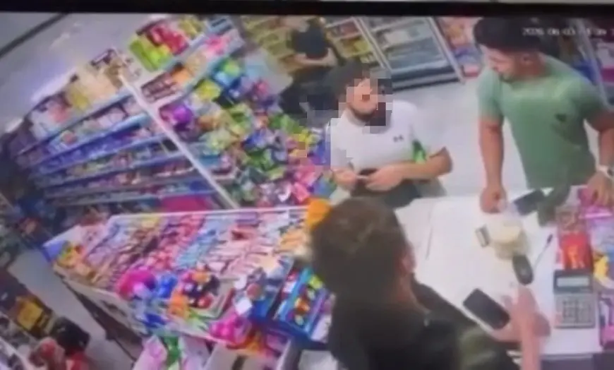 الملاكم المغربي إبراهيم بنمالك يثير جدلاً واسعاً بعد تدخله ضد شخص أساء إلى الملك محمد السادس في برشلونة