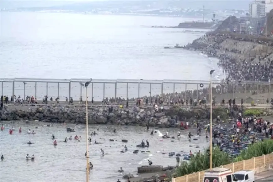 السفارة الإسبانية بالمغرب تنفي وجود حكم قضائي يمنح المهاجرين المقتحمين لسبتة حق الإقامة أو التنقل داخل أوروبا