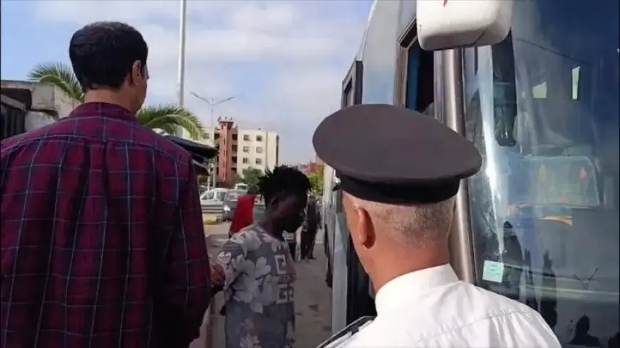 سلطات البيضاء ترحل عشرات المهاجرين من دول جنوب الصحراء بعد تنامي التوتر والاشتباكات بحي التيسير