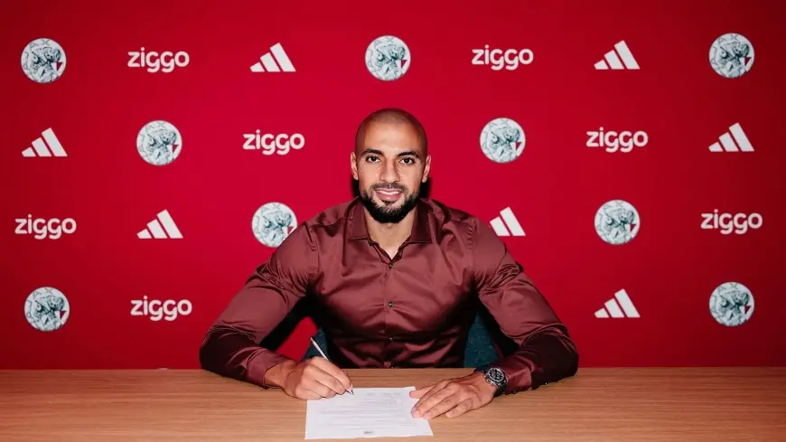 Sofyan Amrabat signe à l'Ajax Amsterdam