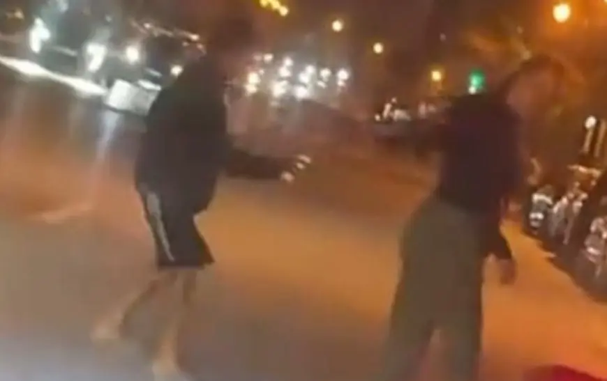 أمن طنجة يوقف قاصراً ظهر في فيديو يرش مادة على فتاة في الشارع العام