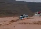 نجاة 12 شخصا بعد انقلاب سيارة نقل مزدوج وسط سيول جارفة بتنغير