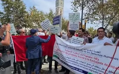 حقوقيون يخرجون للاحتجاج قرب السفارة الإسبانية بالرباط وينددون بالانتهاكات التي طالت مهاجرين في سبتة