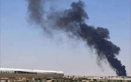 تصاعد ألسنة لهب ودخان قرب مطار الرياض بعد دعوة الحوثيين لوقف الهجمات