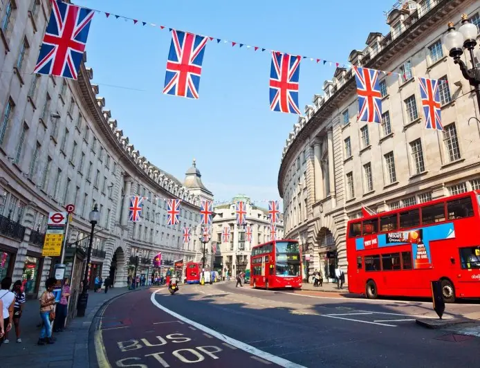 Tensions internationales : Londres active ses protocoles de guerre et Macron convoque l'opposition