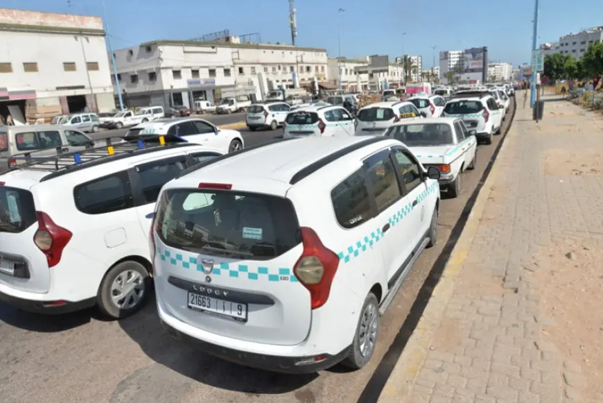 وقفة لأصحاب الطاكسيات بالبيضاء .. مطالب بزيادة في التسعيرة ودعم لمواجهة ارتفاع المصاريف