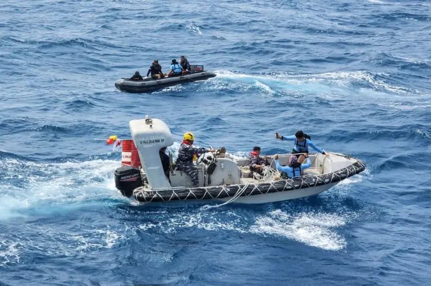 إندونيسيا تمدد عمليات البحث عن 126 مفقودا إثر غرق عبّارة في بحر جاوة